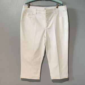 Cato Classic Women's White Capri Cropped Pants